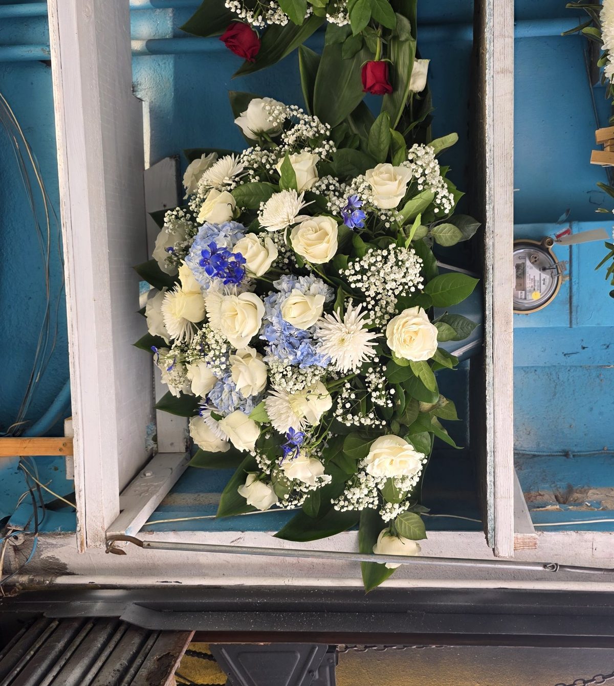 White and blue arrangement for a bris celebration meal