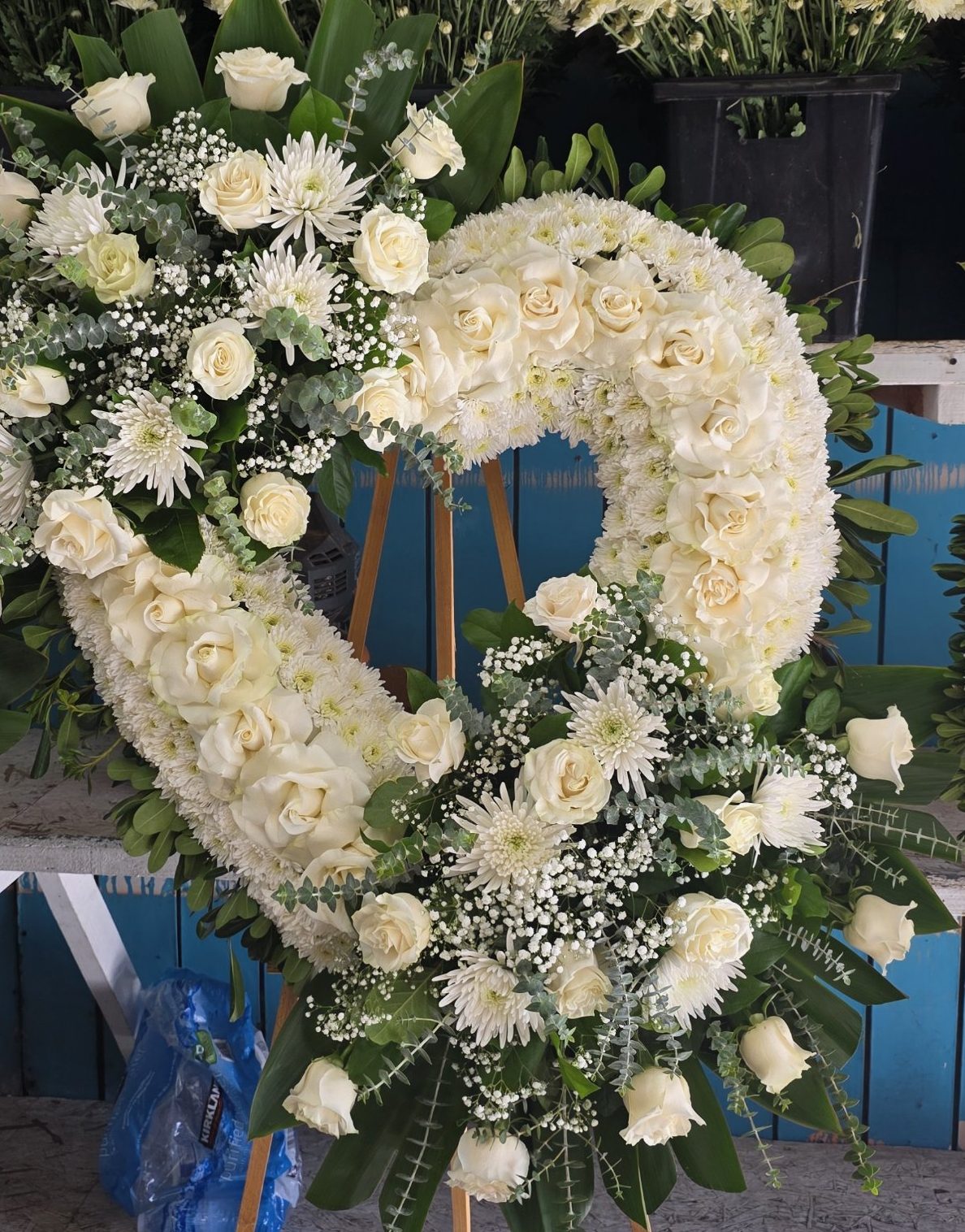Corazón de pie de rosas blancas y crisantemos en caballete — pieza decorativa para fotos de quinceañera, hecha a pedido en sus colores