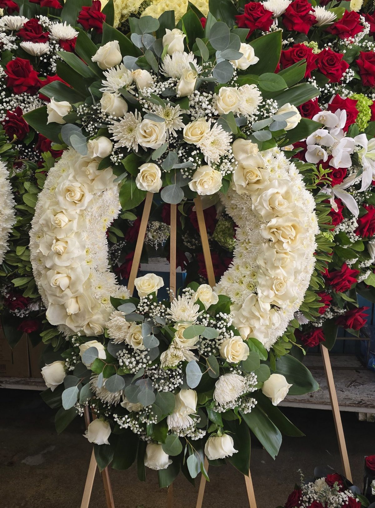 Corona de pie de rosas blancas en caballete — pieza decorativa para quinceañera